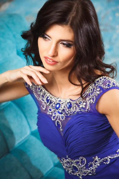 Portré gyönyörű barna nő a luxus kék ruha tökéletes make up és frizura — Stock Fotó
