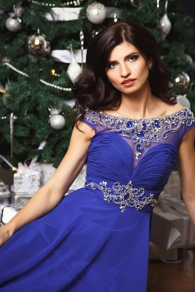 Retrato de mujer hermosa en vestido azul de lujo sobre fondo de Navidad —  Fotos de Stock