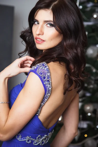 Retrato de mulher linda em vestido azul de luxo sobre fundo de Natal — Fotografia de Stock