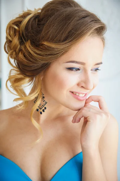 Bella sposa in splendido abito blu stile Cenerentola in una mattina. Close up ritratto di bellezza — Foto Stock