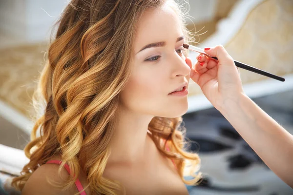 Maquillador preparando novia antes de la boda en una mañana —  Fotos de Stock