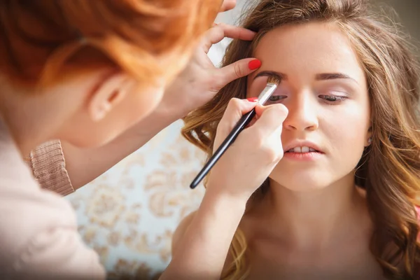 Makeup artist preparing bride before the wedding in a morning — Stock Photo, Image
