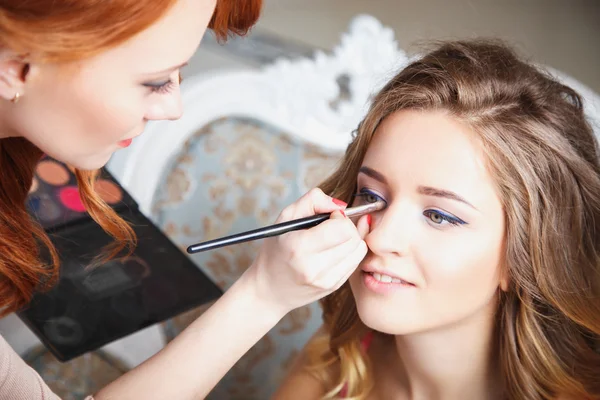 Makeup artist preparing bride before the wedding in a morning — Stock Photo, Image