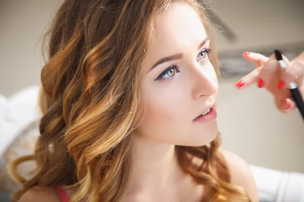 Makeup artist preparing bride before the wedding in a morning — Stock Photo, Image