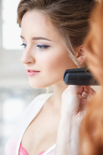 Peluquero preparando hermosa novia antes de la boda en una mañana —  Fotos de Stock