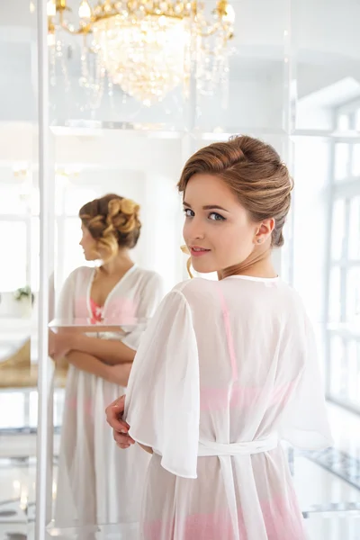 Bela noiva em lingerie branca olhando para o espelho em uma manhã — Fotografia de Stock