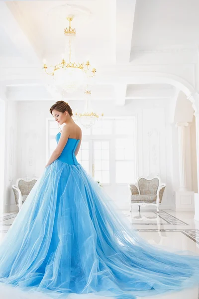 Krásná nevěsta v nádherné modré šaty Popelka stylu v ranní — Stock fotografie