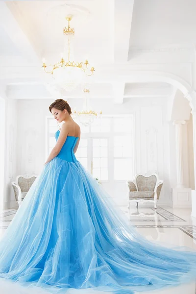 Schöne Braut im wunderschönen blauen Kleid Cinderella-Stil an einem Morgen — Stockfoto