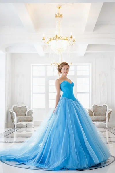 Bela noiva em lindo vestido azul estilo Cinderela em uma manhã — Fotografia de Stock