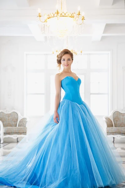 Mooie bruid in prachtige blauwe jurk Cinderella stijl in een ochtend — Stockfoto