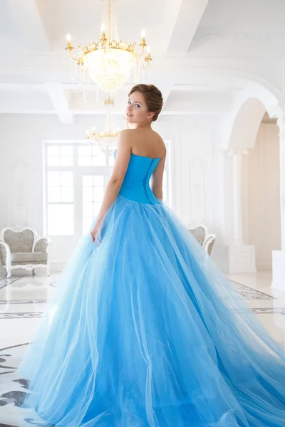 Mooie bruid in prachtige blauwe jurk Cinderella stijl in een ochtend — Stockfoto