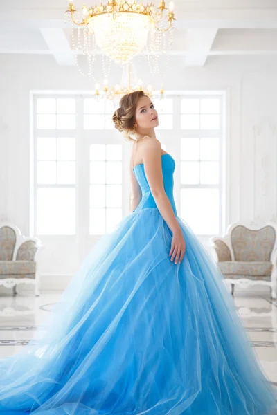 Krásná nevěsta v nádherné modré šaty Popelka stylu v ranní — Stock fotografie