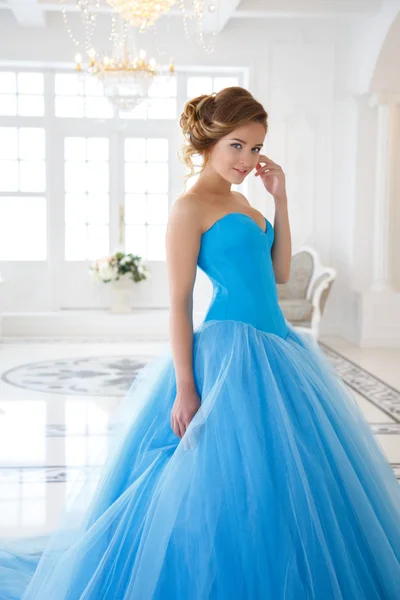 Mooie bruid in prachtige blauwe jurk Cinderella stijl in een ochtend — Stockfoto