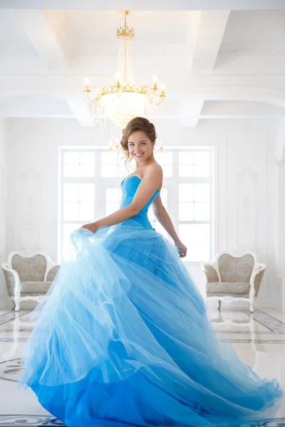 美丽的新娘在华丽的蓝色连衣裙灰姑娘风格在一个早晨 — 图库照片