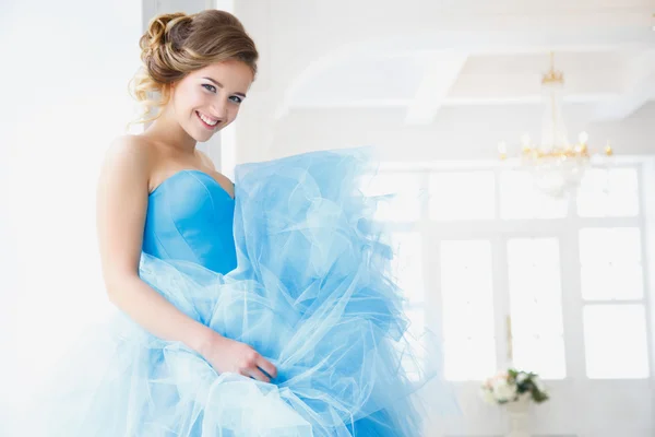 Όμορφη νύφη στο πανέμορφο μπλε φόρεμα στυλ Σταχτοπούτα ένα πρωί — Φωτογραφία Αρχείου