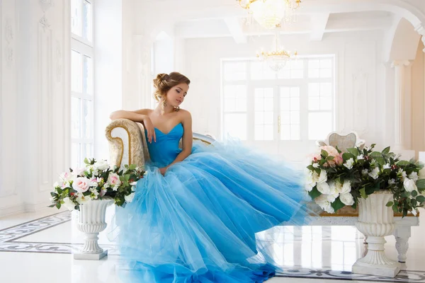 Mooie bruid in prachtige blauwe jurk Cinderella stijl in een ochtend — Stockfoto