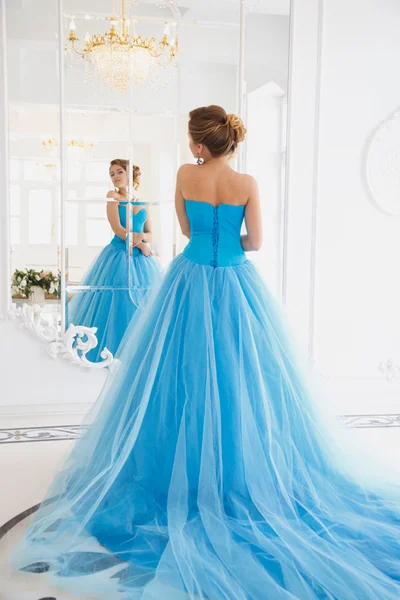 Schöne Braut in wunderschönen blauen Kleid Cinderella-Stil in einem Morgen in der Nähe Spiegel — Stockfoto