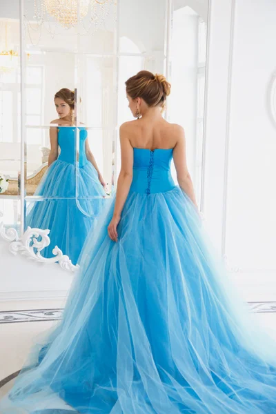 Schöne Braut in wunderschönen blauen Kleid Cinderella-Stil in einem Morgen in der Nähe Spiegel — Stockfoto