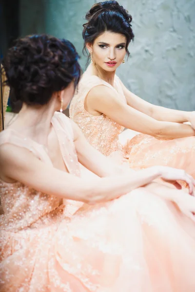 Retrato de una hermosa joven morena en un precioso vestido de moda — Foto de Stock