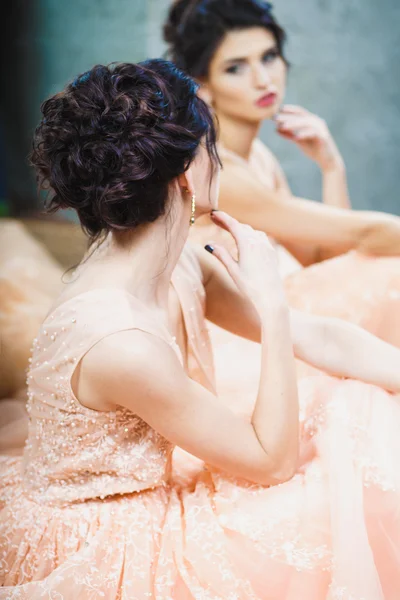 Retrato de una hermosa joven morena en un precioso vestido de moda — Foto de Stock