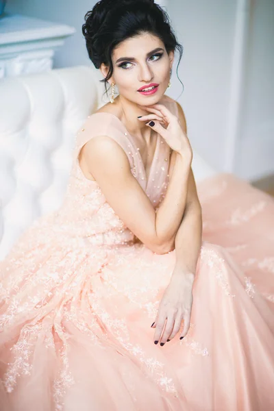 Portrait of beautiful young brunette woman in gorgeous fashionable dress — Stock Photo, Image