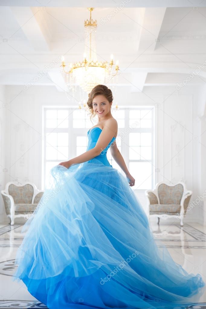 Bela noiva em lindo vestido azul estilo Cinderela em uma manh