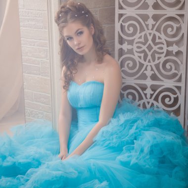 Muhteşem mavi uzun elbiseli güzel genç kadın mükemmel makyajlı ve saç stili olan Cinderella gibi.