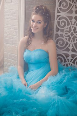 Muhteşem mavi uzun elbiseli güzel genç kadın mükemmel makyajlı ve saç stili olan Cinderella gibi.