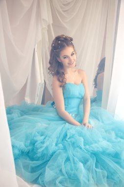 Muhteşem mavi uzun elbiseli güzel genç kadın mükemmel makyajlı ve saç stili olan Cinderella gibi.