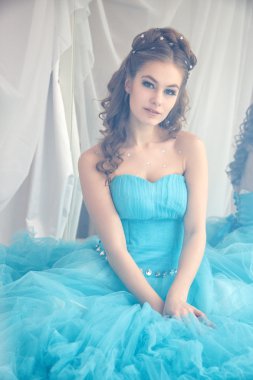 Muhteşem mavi uzun elbiseli güzel genç kadın mükemmel makyajlı ve saç stili olan Cinderella gibi.