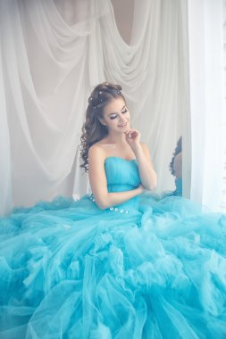 Muhteşem mavi uzun elbiseli güzel genç kadın mükemmel makyajlı ve saç stili olan Cinderella gibi.