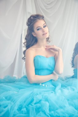 Muhteşem mavi uzun elbiseli güzel genç kadın mükemmel makyajlı ve saç stili olan Cinderella gibi.