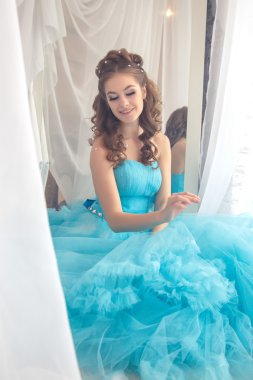 Muhteşem mavi uzun elbiseli güzel genç kadın mükemmel makyajlı ve saç stili olan Cinderella gibi.