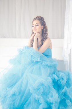 Muhteşem mavi uzun elbiseli güzel genç kadın mükemmel makyajlı ve saç stili olan Cinderella gibi.