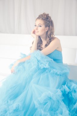Muhteşem mavi uzun elbiseli güzel genç kadın mükemmel makyajlı ve saç stili olan Cinderella gibi.
