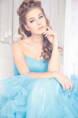 Muhteşem mavi uzun elbiseli güzel genç kadın mükemmel makyajlı ve saç stili olan Cinderella gibi.