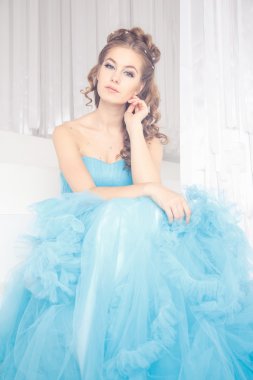 Muhteşem mavi uzun elbiseli güzel genç kadın mükemmel makyajlı ve saç stili olan Cinderella gibi.