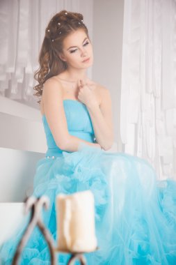 Muhteşem mavi uzun elbiseli güzel genç kadın mükemmel makyajlı ve saç stili olan Cinderella gibi.