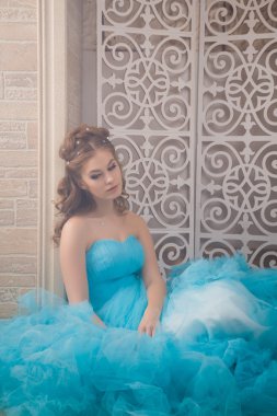Muhteşem mavi uzun elbiseli güzel genç kadın mükemmel makyajlı ve saç stili olan Cinderella gibi.