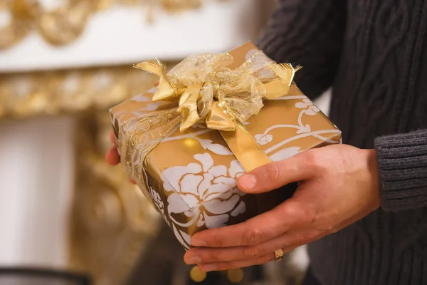 Close up photo of male hands holding a gift — Stock Fotó