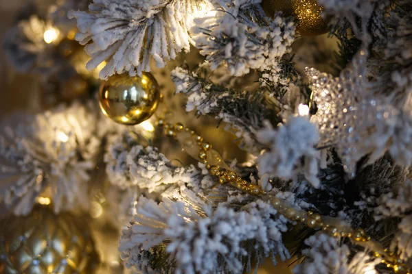 Close-up foto van decoraties op kerstboom — Stockfoto