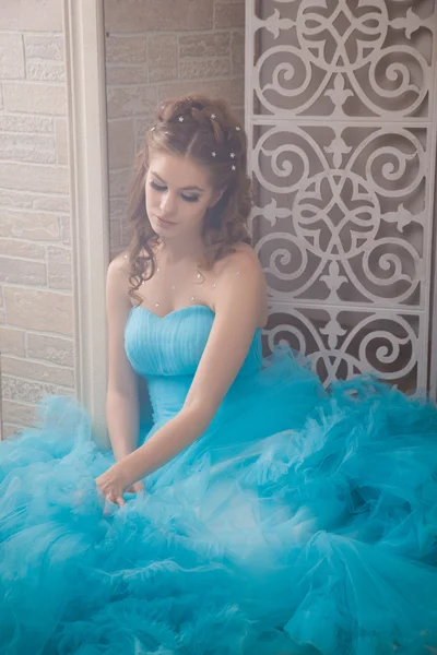 Hermosa mujer joven en vestido largo azul magnífico como Cenicienta con maquillaje perfecto y estilo de pelo —  Fotos de Stock