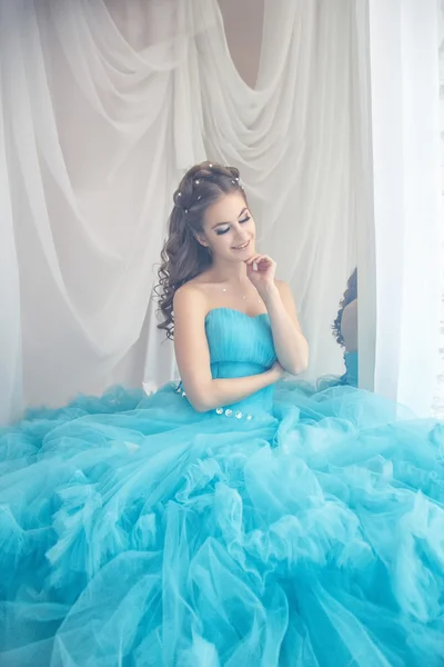 Krásná mladá žena v nádherné modré dlouhé šaty jako Popelka s perfektní make-up a účes — Stock fotografie