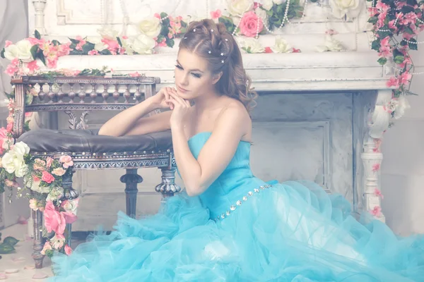 Hermosa mujer joven en vestido largo azul magnífico como Cenicienta con maquillaje perfecto y estilo de pelo —  Fotos de Stock