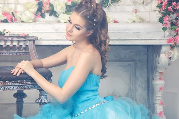 Muhteşem mavi uzun elbiseli güzel genç kadın mükemmel makyajlı ve saç stili olan Cinderella gibi. — Stok fotoğraf