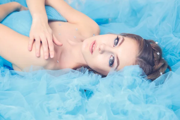 Schöne junge Frau im wunderschönen blauen langen Kleid wie Aschenputtel mit perfektem Make-up und Frisur — Stockfoto