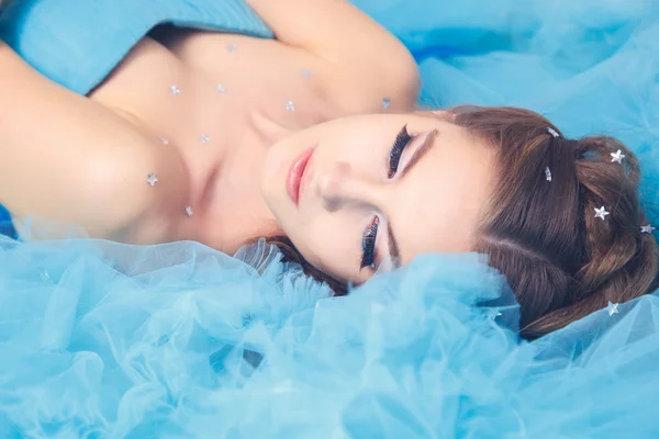 Piękna młoda kobieta w pięknej niebieskiej długiej sukience jak Kopciuszek z doskonałym makijażem i fryzurą — Zdjęcie stockowe