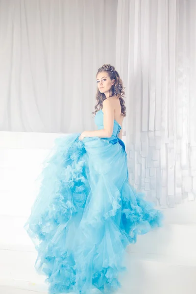 Mulher bonita em lindo vestido longo azul como Cinderela com maquiagem perfeita e estilo de cabelo — Fotografia de Stock