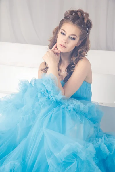 Muhteşem mavi uzun elbiseli güzel genç kadın mükemmel makyajlı ve saç stili olan Cinderella gibi. — Stok fotoğraf