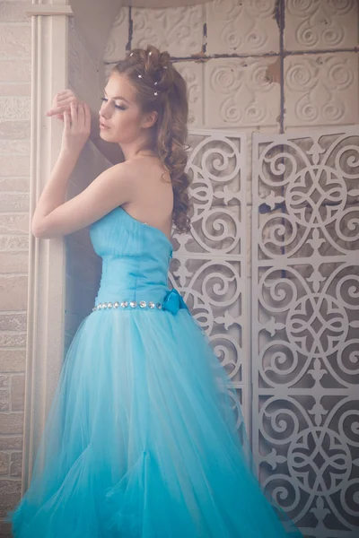 Hermosa mujer joven en vestido largo azul magnífico como Cenicienta con maquillaje perfecto y estilo de pelo —  Fotos de Stock